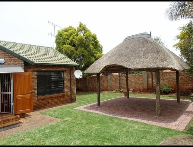 2 BEDROOM TOWNHOUSE FOR SALE IN DIE HOEWES